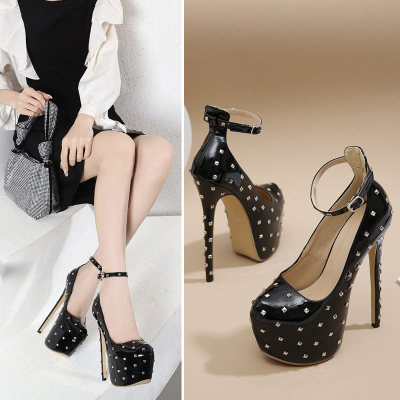 Studded High-heeled Pumps For The Runway